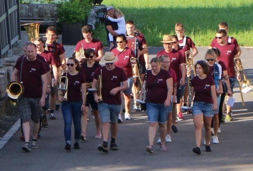 So wie schon im Vorjahr konnte der Hohenweiler Musiknachwuchs zum verspäteten Maiblasen erst im Hochsommer ausrücken. stp/2
