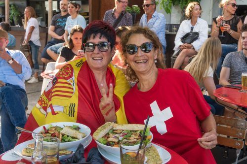 Sonja ist in ganz Spanien eingewickelt, Patrizia fiebert im Schweizer Trikot mit. Freundinnen bleiben sie auch nach Ende der Partie.