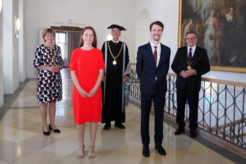 Stadträtin Christine Oppitz-Plörer, Nadine Präg, Rektor Tilmann Märk, der ebenfalls ausgezeichnete Tiroler Archäologe Matthias Hoernes und LH Günther Platter.