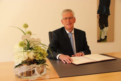 Standesbeamter Werner Ganahl geht nach 44 Jahren im Gemeindeamt Schruns am 1. August in Pension. EST
