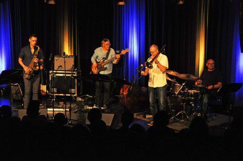Statt im Kulturhauspark spielten die Jazzseminar-Lehrer im Kulturhausfoyer auf. lcf