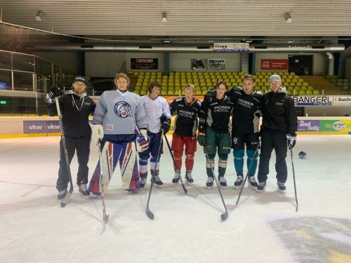 Täglich zwei Mal in der Rheinhalle auf dem Eis: Die Trainer Dylan Stanley (l.) und Steven Birnstill (r.) mit Torhüter Pavel Cajan, Vinzenz Rohrer, Benjamin Baumgartner, Marco Rossi und Timo Meier. mr