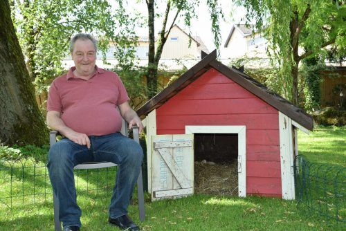Thorsten Jüngling kümmert sich liebevoll um die Pflege der drei Jungenten. SeneCura