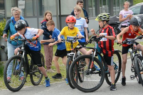 Übergabe Kanalläufer Jan Niklas Erhart an Radfahrer Philipp Sobotta.  tsl