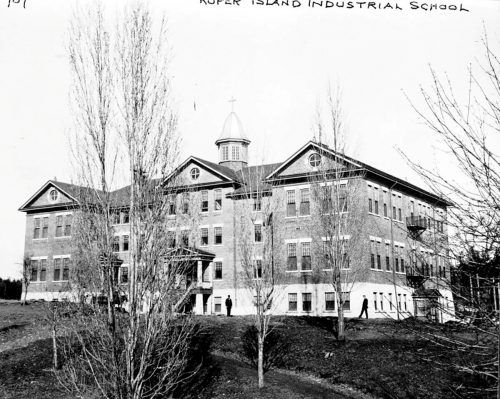 Undatiertes Bild der Kuper Island Indian Residential School.  reuters/Royal BC Museum