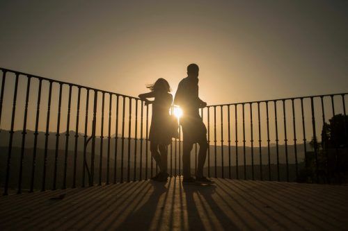 Urlauber besuchen Ronda in Málaga. Der wichtige Tourismussektor Spaniens ächzt unter den neuen Corona-Reisebeschränkungen in Europa. AFP
