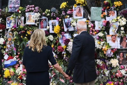 US-Präsident Joe Biden und First Lady Jill Biden gedenken der Vermissten und Todesopfer nach dem Hauseinsturz in Surfside bei Miami. AFP