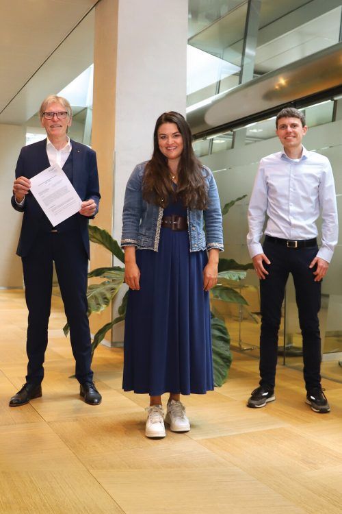 Verena Eugster mit Wilfried Hopfner und Raphael Kiene (Raiffeisen). raiffeisen