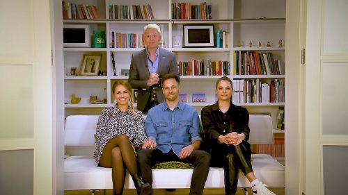 „Verstehen Sie Spaß?“-Moderator Guido Cantz gemeinsam mit Maria, Ibrahim und Amira.