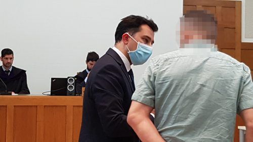 Verteidiger Hamza Ovacin bespricht sich im Schwurgerichtssaal mit seinem Mandanten. ECKERT