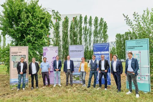Vertreter der Gemeinde, der Lustenauer Rathausfraktionen und des Projektentwicklers Prisma stellten die Erweiterungspläne für den Millenniumpark vor.