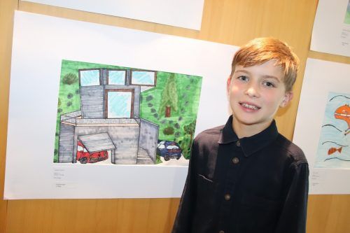Volksschüler Valentin Rohner (Landessieger Kategorie VS) vor seinem „Traumhaus“.