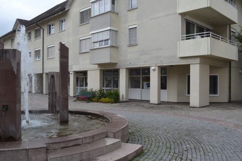 Von 1993 bis 2018 war hier die Post, beziehungsweise die Poststelle, untergebracht, dann stand das Gebäude leer. EM