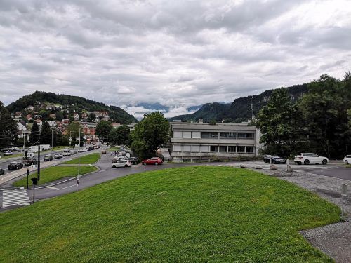 Während der Sommerferien wird entlang der Duxgasse eine Lärmschutzwand errichtet. STadt