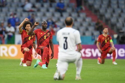 Wie bei so vielen Matches bei der EURO gingen auch Belgiens und Italiens Kicker vor Spielbeginn auf die Knie. apa