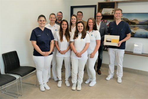 Wirtschaftsstadtrat Dietmar Amann, Stadtmarketing-GF Clemens Osl und Bgm. Dieter Egger mit dem neuen Zahnärzteteam. Stadt