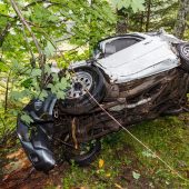 Jäger bei Absturz mit Pkw in Brand getötet
