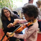 Musikinstrumente einmal ausprobieren