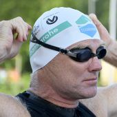 Chemieprofessor schwimmt in Wiener Donau gegen Plastikmüll