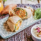 Süßkartoffel-Wraps mit Hummus