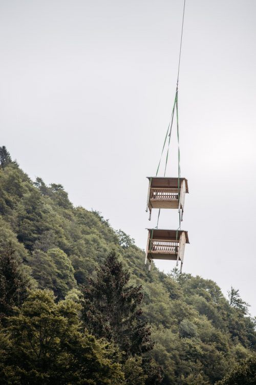 Aufwendig per Helikopter wurde die Wildfütterung abgebaut.  VN/Sams