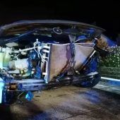 Auto prallt gegen Randstein