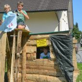 Stolz auf die selbst gebaute Hütte
