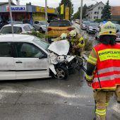 Auto prallt gegen Reisebus