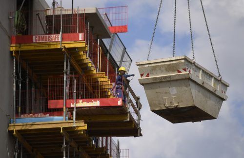 Noch werden Bauprojekte abgewickelt, doch die Unternehmen bremsen ihren Aktivitäten deutlich ein.  APA/Schneider