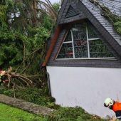 Baum stürzte in Gurtis auf Kapelle