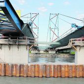 Stahlbrücke erreicht rechtes Rheinufer