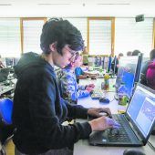 Jugendliche lernen im Code Base Camp programmieren. »A6
