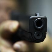 Jugendlichen mit Waffe bedroht
