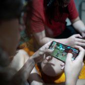 Hälfte der Bevölkerung spielt an Smartphone und Computer