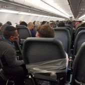 Rabiater Flugpassagier in USA mit Klebeband an Sitz gefesselt