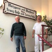 Alte Firmentafel sorgfältig restauriert