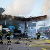 Beinahe-Katastrophe: Auto rast in Tankstelle