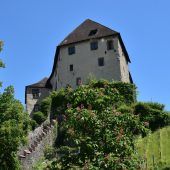 Unter dem Schutz der Burg