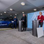 Ein Auto mit grünem, flüssigem Strom im Tank