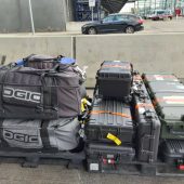 Waffen und Ausrüstung im Anflug auf Lima