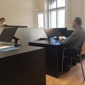 Mit zerstörerischer Wut gegen ein öffentliches Telefon