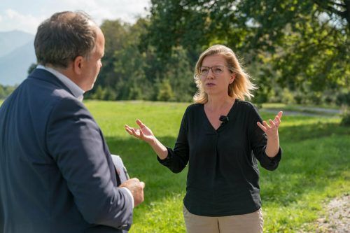 Ministerin Leonore Gewessler im Schweizer Ried. VN/Stiplovsek