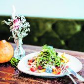 Herbstsalat mit Mozzarellabällchen