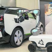 Autonomer Laderoboter versorgt E-Autos mit Strom