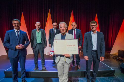2. 9. Der Gründer des „Netz für Kinder“, Hubert Löffler (71), wird mit dem 52. Dr.-Toni-und-Rosa-Russ-Preis und -Ring der VN ausgezeichnet.