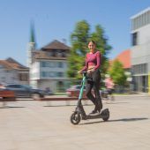 Urbane Elektromobilität: So funktionieren die E-Scooter von Tier in Dornbirn. »A8
