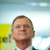 Impfgegner jubeln, Stelzer vorne