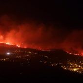 Die glühende Lava auf der Kanareninsel La Palma ergießt sich ins Meer. »D10