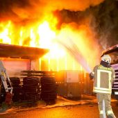 Großbrand legte Lagerhalle beim Dornbirner Steinbruch in Schutt und Asche. »A10
