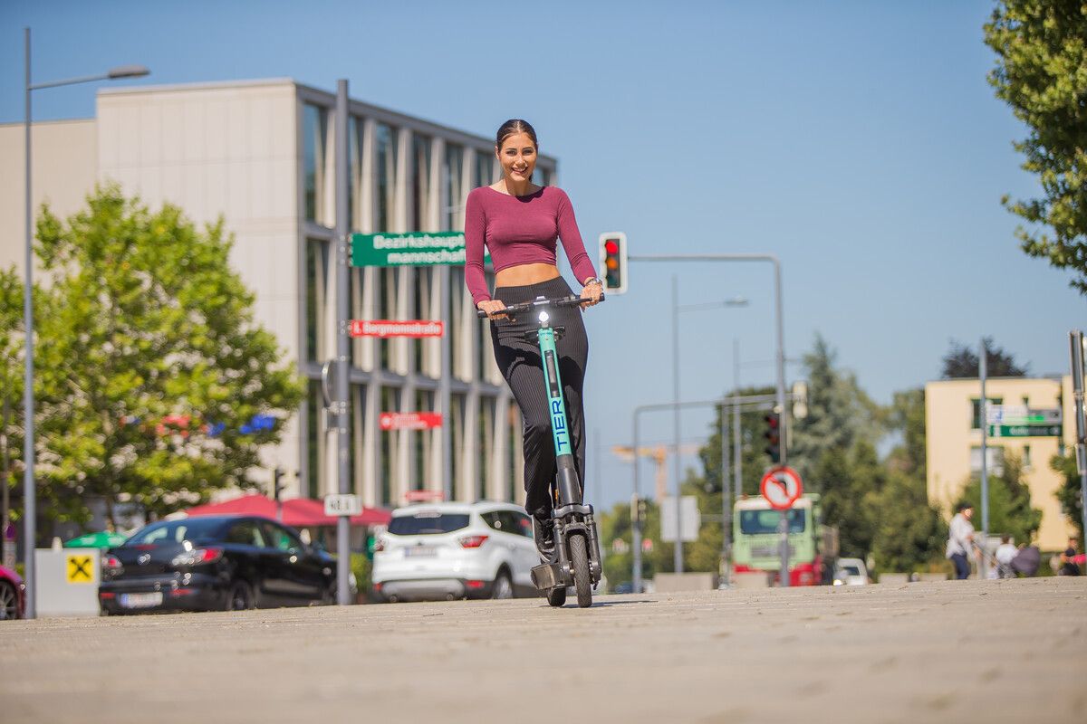 In Dornbirn können die türkisfarbenen E-Scooter schon seit längerem ausgeliehen werden. VN/steurer